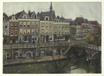 29019 Gezicht over de Oudegracht te Utrecht uit het westen, met de voorgevels van de huizen aan de oostzijde van de ...
